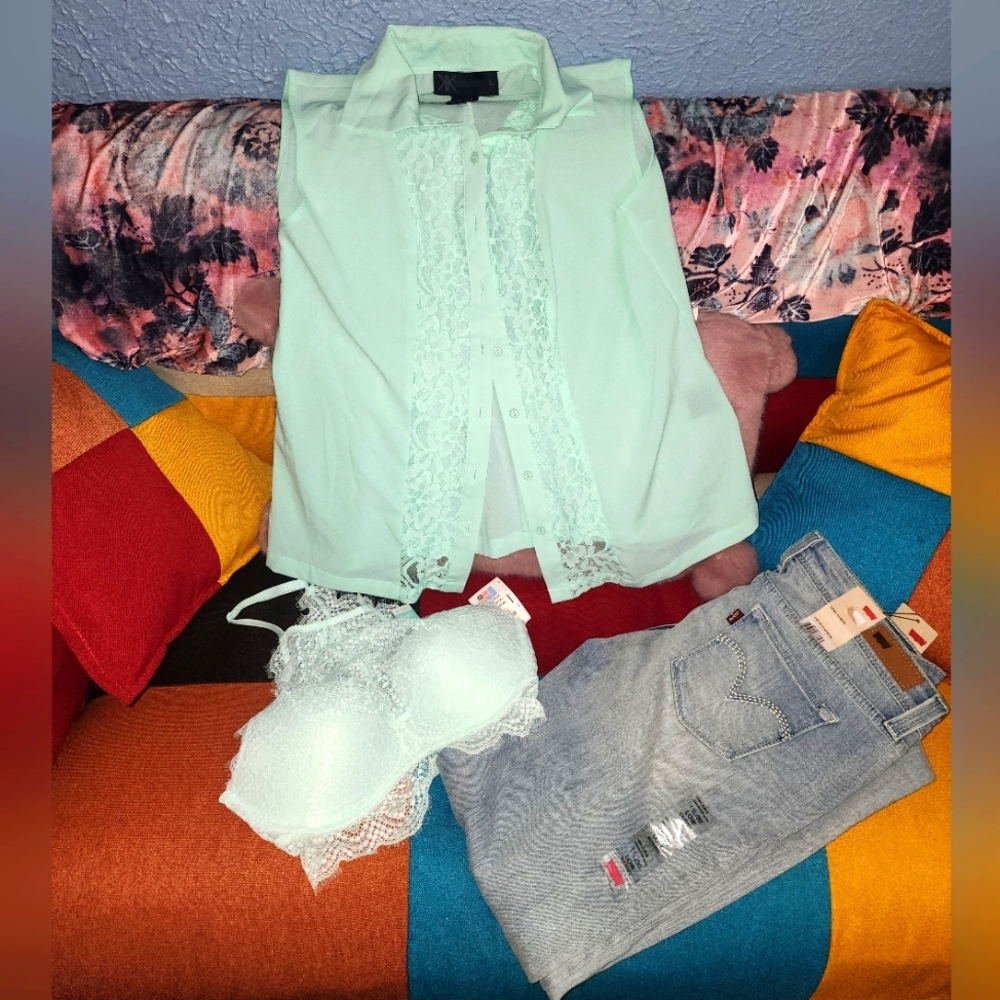 Bundle*Victoria  Secret bra L A-C,Kim Kardashian top L NWOT,Levi's 11L/30 Skinny